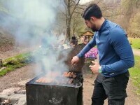 Românii au început să petreacă Paștele încă din Vinerea Mare. Cum au reacționat niște turiști cubanezi la ”ritualul” micilor