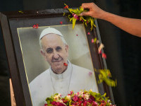 Vaticanul a publicat primele fotografii cu Papa Francisc în sicriu. FOTO