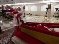 Vaticanul devine neîncăpător pentru sutele de mii de credincioșii care vin să se roage la catafalcul Papei Francisc