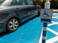 parcare pentru persoane cu dizabilităţi