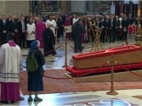 O călugăriță în lacrimi a încălcat protocolul Vaticanului pentru a-și lua adio de la prietenul ei, Papa Francisc | VIDEO