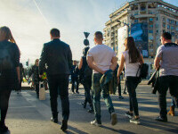 oameni pe strada