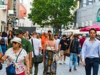 oameni pe strada