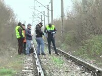 O femeie a murit după ce a fost ținută cu forța de o rudă pe calea ferată până a fost lovită de tren