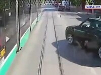 Accident între un autobuz și un tramvai în Iași, provocat de un șofer grăbit. Impactul a fost filmat. VIDEO