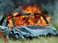Maşină în flăcări
