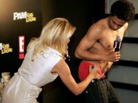 Pamela Anderson se semneaza pe partile intime ale jurnalistilor