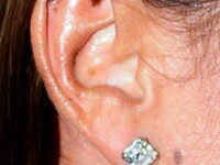 Victoria Beckham iese in oras cu urechile nespalate