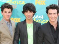 Nick Jonas, Joe Jonas si Kevin Jonas