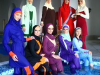 Actritele din Iubire si onoare in costumele de baie burkini