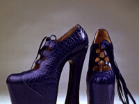 Pantofi marca Vivienne Westwood, expusi la Londra