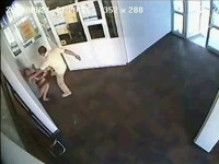 Imagini la care de-abia te poti uita. Tanara schingiuita de iubit in holul unui hotel din Pascani