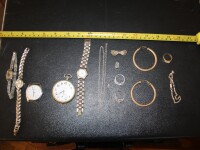 Un minor din Bistrita a fost retinut pentru 24 de ore dupa ce i-a furat unei batrane bijuterii in valoare de 4.500 de lei