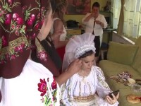 Costume populare si strigaturi la Stockholm. Doi romani care traiesc in Suedia si-au facut nunta in stil traditional