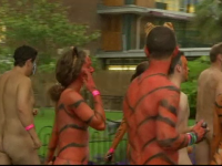 Maraton nud la Gradina Zoologica din Londra. Motivul pentru care sute de oameni au alergat dezbracati
