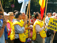 Protest organizat de sindicatul 'Spiru Haret', filiala Timis, in fata Prefecturii Timis