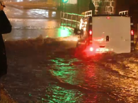 Timisoara s-a trezit sub ape, dupa 2 ore de ploaie torentiala. Unii soferi au facut haz de necaz: 