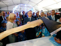 Vladimir Putin cu un topor urias in mana FOTO AGERPRES