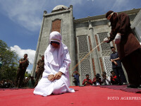 O femeie e biciuita in public in statul Aceh din Indonezia pentru ca a flirtat cu un barbat. In Aceh se aplica legea sharia