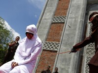 Un barbat si o femeie din Indonezia, batuti cu biciul in piata publica. Motivul absurd pentru care au fost pedepsiti