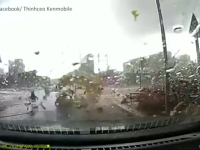 O tornada a spulberat un orasel din Vietnam. Ce s-a intamplat cu soferul care a nimerit in mijlocul vartejului