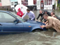 A plouat in cateva ore cat pentru o luna, in Timisoara. Apa a ajuns si pana la un metru, iar soferii si-au abandonat masinile