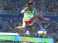 Atleta etiopiana Etenesh Diro s-a clasat pe locul 7 in finala probei de 3.000 m obstacole, dupa ce a alergat ultimii aproape 1.000 de metri fara pantoful drept, fiind descaltata de o adversara in timpul cursei.