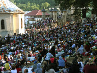 Credinciosi participa la pelerinajul de la Manastirea Nicula din Cluj, la praznicul Adormirii Maicii Domnului.