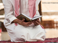 musulman care citeste Coranul