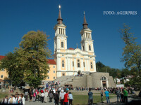 Basilica papala 'Maica Harurilor' din interiorul Manastirii franciscane Maria-Radna, din orasul Lipova, judetul Arad