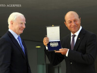 Presedintele Traian Basescu (dr.) primeste distinctia cu numele si efigia Comitetului Olimpic European, din partea presedintelui Asociatiei Comitetelor Olimpice Europene, Patrick Hickey