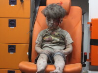 Imaginea care surprinde catastrofa umanitara din Siria. Momentul in care un baietel este scos de sub o cladire bombardata