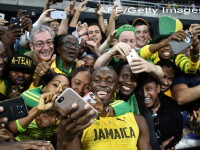 Usain Bolt, selfie cu fanii, dupa ce a scris istorie la Rio si a castigat al optulea titlu olimpic