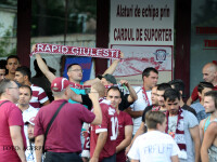 Aproximativ 400 de suporteri au protestat in fata Stadionului Giulesti-Valentin Stanescu impotriva actionarului majoritar al clubului de fotbal Rapid Bucuresti, Valerii Moraru