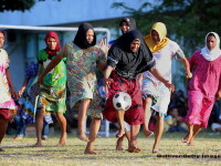 Cativa barbati imbracati in femei, sarbatoresc Ziua Independentei Indoneziei, prin organizarea unor jocuri