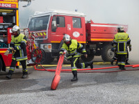 Autocar care transporta elevi, cuprins de flăcări pe Autostrada Transilvania