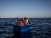 migranti pe o barca in mediterana