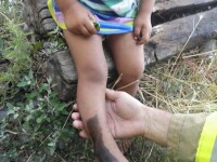 Copil cu piciorul blocat între căile ferate