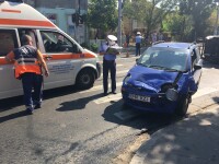 Accident spectaculos după ce o autoutilitară a trecut pe roșu în Capitală. FOTO