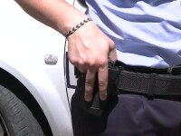 politist cu mana pe arma