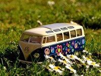 VW reînvie mașina „flower power”. Cum arată camioneta electrică “înalt tehnologizată“