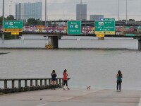 Autostrăzi inundate în Texas