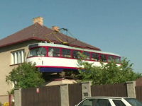 Motivul pentru care un ceh a urcat un tramvai pe casa. Reacţia oamenilor