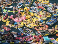 Spectatori în bărci, în Elveția, la o competiție de sărituri de pe stânci