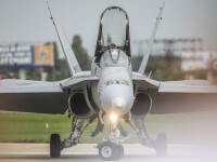Un avion F-16 al Fortelor Aeriene Romane evoleaza in cea de a zecea editie a Bucharest International Air Show