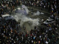 Ciocniri violente între protestatari și jandarmi, la protestul din Piața Victoriei