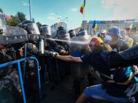 femeie stropita cu spray-ul lacrimogen