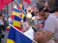 Proteste în Piața Victoriei, ziua 2. 30.000 de oameni au manifestat pașnic și le-au dăruit trandafiri albi jandarmilor. VIDEO