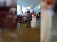 Cuplu casatorit in biserica inundata
