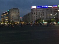 Câteva sute de protestatari s-au strâns în Piața Victoriei: “Democraţia moare în gaze şi bastoane!”